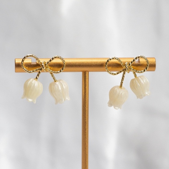 ✨Anthropologie Sutton Tulip Gold Bow Earrings - Picture 4 of 5
